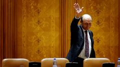 El presidente rumamo Traian Basescu saluda a los parlamentarios rumanos tras dirigirse a la asamblea parlamanetaria, durante la votaci�n del proceso de destituci�n interpuesto contra �l en Bucarest