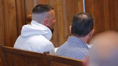 El arousano Carlos Silla, con sudadera blanca, considerado el jefe de la organizaci�n, y Antol�n Fern�ndez Pajuelo, que pilotaba el velero Benirr�s, en un momento del juicio