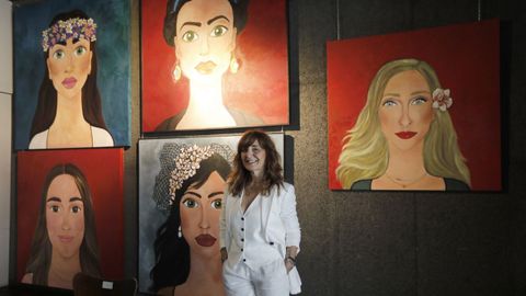 La artista posa delante de algunos de los retratos de la exposici�n