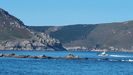 Una patrullera de la Guardia Civil realiza labores de vigilancia en el entorno de la playa de Arnela de Mux�a esta misma ma�ana del lunes.