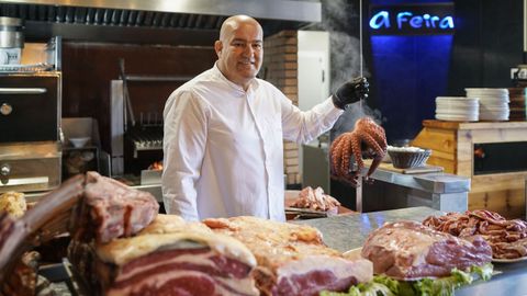 Paco Gómez, en su restaurante, A Feira