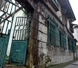 El edificio est� a la entrada de la calle, al lado de la iglesia parroquial y pegado a otras casas. 