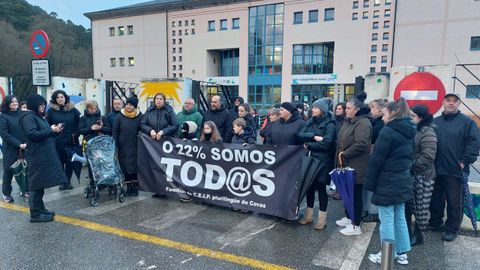 <span lang= gl >Familias do CEIP Pluriling�e de Covas vestiron de loito o 23 de xaneiro no oitavo �venres negro� para denunciar a situaci�n de �extrema urxencia� que, segundo denuncian, vive un centro no que o 22% do alumnado precisa apoio educativo extra</span>