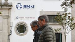 Dos hombres pasean frente a un centro de salud de Ferrol durante una de las jornadas de la huelga en atencin primaria.