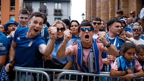 Cientos de personas durante la celebraci�n del ascenso a Primera Divisi�n del Real Oviedo