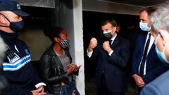 Macron y el alcalde de Montpellier, durante su visita  al suburbio de La Mosson
