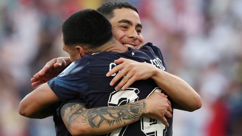 Miguel Almir�n y el paraguayo Gustavo Caballero celebran al t�rmino del partido la clasificaci�n de Paraguay