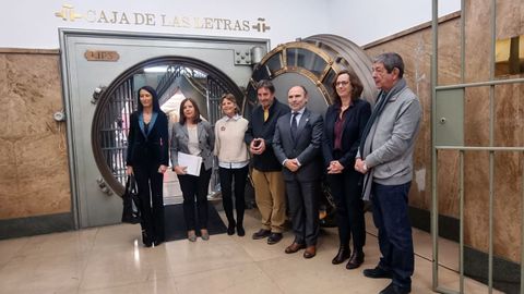 De izquierda a derecha, Araceli Iravedra, directora de la Ctedra ngel Gonzlez de la Universidad de Ovido; Mara Gil Burmann y Cristina Gil Burmann, Mara Gil Brman, filloga y ahijada del poeta; Luis Garca Montero, director de Instituto Cervantes; Ignacio Villaverde, rector de la Universidad de Oviedo; Carmen Noguero Galilea, secretaria general del Instituto Cervantes, y Chus Visor, editor