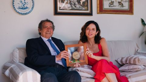 Una de las ltimas apariciones pblicas de Alfonso Ussa, este mes de agosto, cuando la presidenta de la Comunidad de Madrid, Isabel Daz Ayuso, le entr el Premio de Cultura 2025 de la Comunidad de Madrid en su casa.