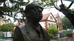 Escultura de Torrente Ballester en Serantes