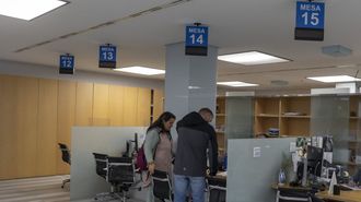 Dos personas en el Rexistro Xeral de la Xunta, en una imagen de archivo 