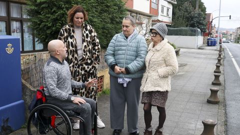 Los vecinos, comentando la situaci�n de la carretera de Cedeira. 