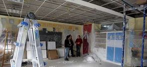 Ayer comenz� la sustituci�n de los falsos techos y de la iluminaci�n del centro vilagarciano.
