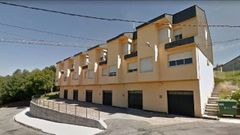 La vivienda en venta es un chal� adosado situado en la calle Rodeiro, cerca del centro de salud