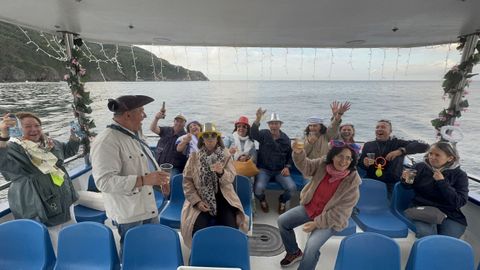 Pasajeros a bordo del Monte do Limo, de la empresa MardOrtegal, con base en Cariño