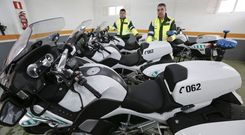 Los agentes Manuel Cabaleiro y Abel Armesto, con las nuevas BMW R1200 RT en el garaje del destacamento de Tr�fico de Vilalba. 