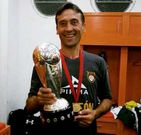 David Caneda, co trofeo de campi�n do torneo de clausura.