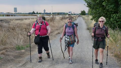 Jen Becker, Jessi Carty y Kelly Gleason, de Washington, saliendo de Mansilla