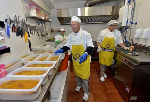 Voluntarios de Cáritas durante la preparación de los menús del comedor en una imagen de archivo.