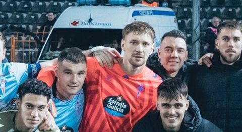 Ionut Andrei Radu, con sus compa�eros, tras el triunfo del Celta ante el PAOK.