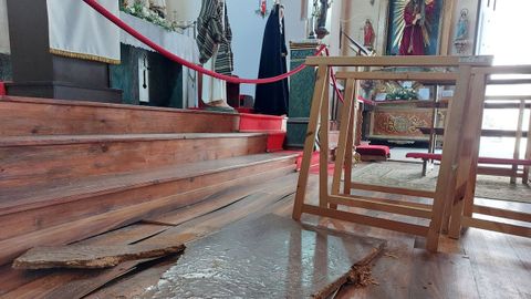 Caballetes impiden el paso a buena parte de la iglesia, por su mal estado