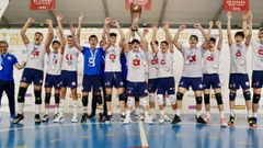 Los barbanzanos, levantando el trofeo de campeones.