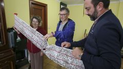 Vecinos de la zona, con una trampa completa de moscas pegadas.