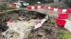 Cortada por un derrumbe la carretera alternativa de accedo a San Vicente de Leira en Vilamart�n de Valdeorras