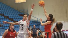 Vilar� tapando un tiro a Josefina en la semifinal entre Maristas y Ensino en A Malata. 