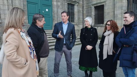 El candidato del PSdeG a la Xunta, Jos� Ram�n G�mez Besteiro, este lunes por la� ma�ana con su equipo delante del Museo do Pobo Galego, en Santiago
