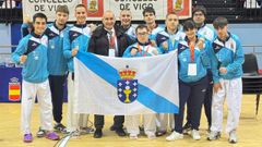 Deportistas del Kenpo Vilagarcía junto a su entrenador, Mario Hermo, tras participar con la selección gallega en el Campeonato de España de Kenpo de Selecciones Autonómicas.