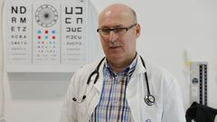 Javier Peinado, en el centro de salud de Santa Cruz, Oleiros 