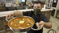 Iv�n Dom�nguez Trinidad, con uno de los arroces que prepara en O Rinc�n do Trini