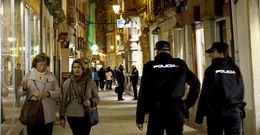 Agentes policiales patrullando una de las calles del casco hist�rico en la tarde de ayer.