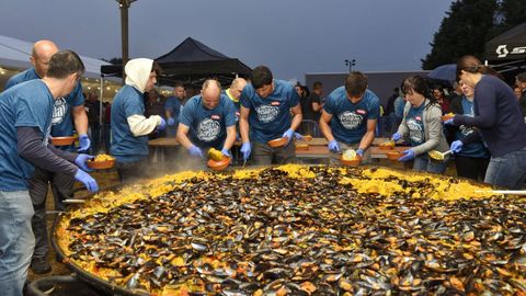 El equipo organizador sirve la gran paella en Cortegada 2025.