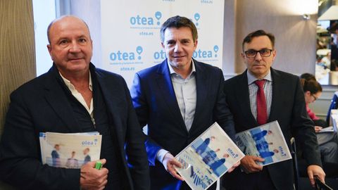 El presidente de la patronal de hosteler�a y turismo OTEA Jos� Alvarez Almeida y los vicepresidentes, Javier Mart�nez y Fernando Corral, durante la presentaci�n de la evoluci�n del sector en Asturias tras la pandemia y de las expectativas para 2023