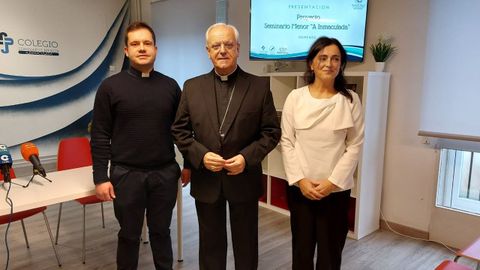 De izquierda a derecha: el rector, Segundo Fernández;  el obispo, Leonardo Lemos, y Yolanda Gómez, psicopedagoga del centro, durante la presentación