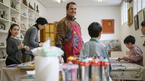 El artista plástico Manuel Penín durante el taller que organizó el pasado fin de semana en el Liceo de Ourense