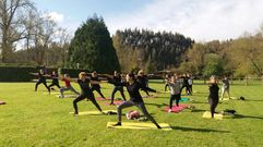 Clase de yoga en la Casona de Amandi.Una clase de yoga en una Casona asturiana