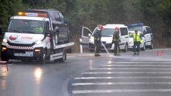 Limpieza de la calzada por un accidente en la N-120, en una foto de archivo