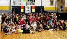 En el polideportivo de Elvi�a se celebr� un certamen de zumba al que acudieron a bailar centenares de personas aficionadas a este deporte. 