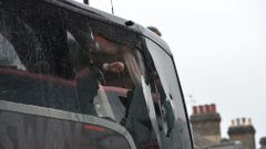 Hinchas del West Ham lanzaron botellas al autob�s del Manchester United, y tuvieron que ser dispersados por la polic�a. 