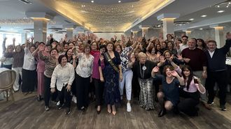 M�s de un centenar de compa�eros arroparon a Charo Silva (con la banda) en su fiesta de despedida