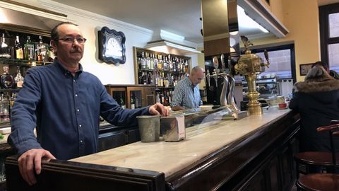 Alfonso Rodr�guez posa detr�s de la barra del caf� El D�lar