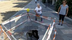 El cami�n de la Par�s de Noia causa un boquete en el paseo de la playa
