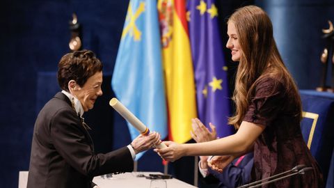 La princesa Leonor entrega a la fot�grafa mexicana Graciela Iturbide, el premio Princesa de Asturias de las Artes, durante la ceremonia de entrega de los Premios Princesa de Asturias, este viernes en el Teatro Campoamor de Oviedo.