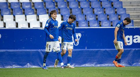 �scar de la Hera, con Coballes al lado, celebra uno de los goles del Vetusta al Tudelano