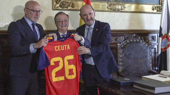 El presidente ceut�, Juan Jes�s Vivas, recibi� ayer el apoyo de Rafael Louz�n y Luis de la Fuente.