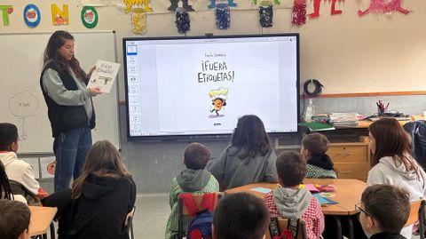 La ilustradora Julia Lago imparti� este martes un taller en el colegio Ricardo Gasset de O Incio dentro de las actividades del 25N