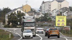 Tr�fico por A Pobra de San Xiao, en el punto donde se desv�a el tr�fico del corredor